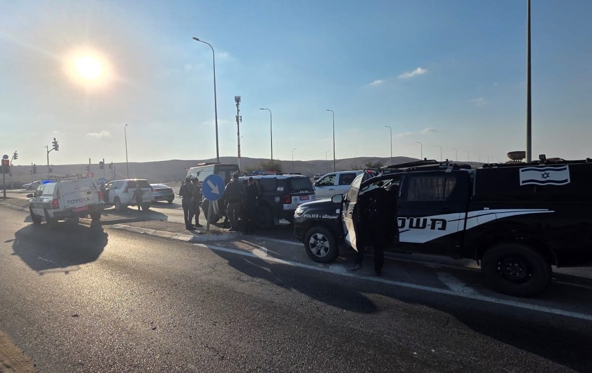 الشرطة: اعتقال ثلاثة مشتبه بهم من النقب إثر إطلاق نار وإصابة شخص بجراح