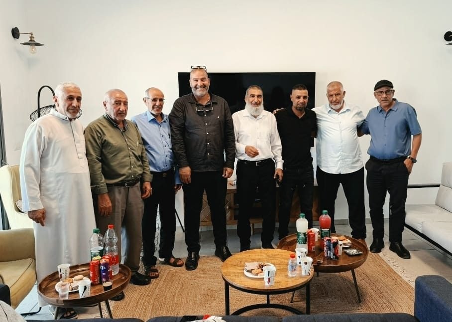 رؤساء السلطات المحلية يقفون إلى جانب رئيس مجلس تل السبع عمر الأعسم بعد الإفراج عنه