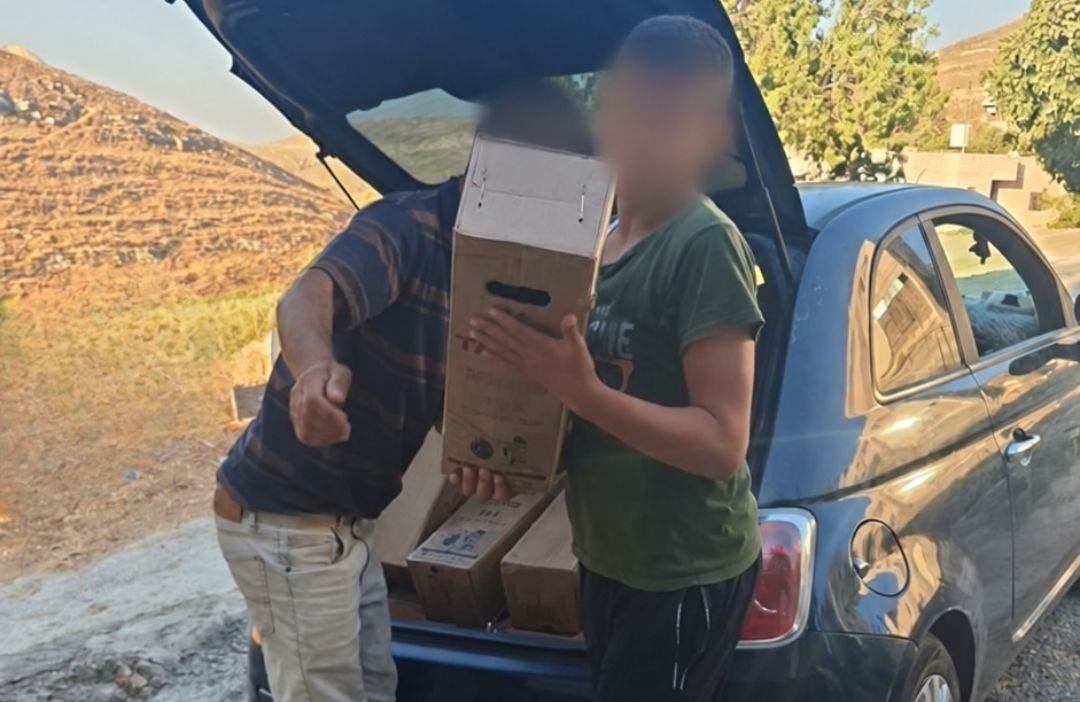 بدل فرض القانون: مواطنون فلسطينيون يواجهون حرائق المستوطنين بالمطافئ وسط غياب أمني مريب