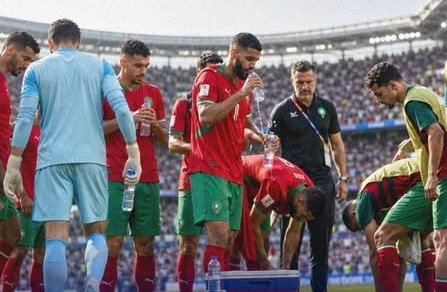 مونديال 2026.. توقفات شرب المياه تثير جدلاً بين حماية اللاعبين والحفاظ على إيقاع المباريات